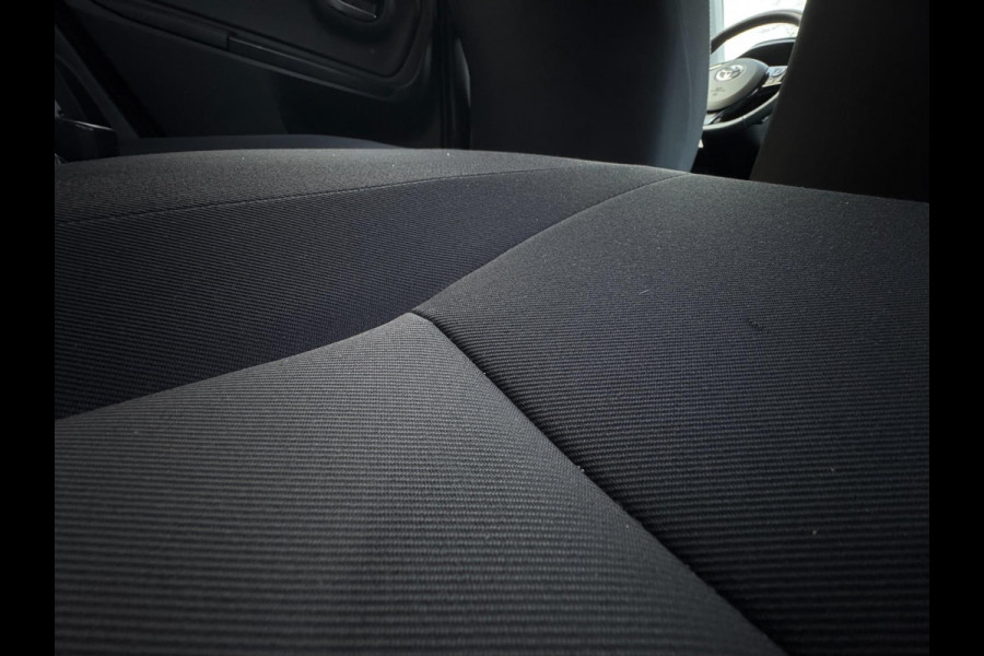 Toyota Yaris 1.5 VVT-i Dynamic CARPLAY / TREKHAAK / TWO-TONE / CAMERA / STOELVERWARMING / BOTSWARNING / METALLIC LAK / CRUISE