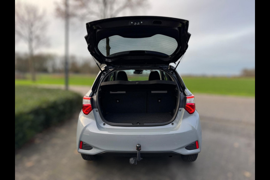 Toyota Yaris 1.5 VVT-i Dynamic CARPLAY / TREKHAAK / TWO-TONE / CAMERA / STOELVERWARMING / BOTSWARNING / METALLIC LAK / CRUISE