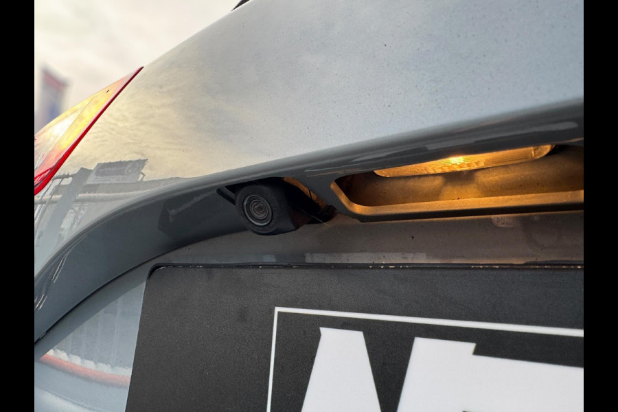 Toyota Yaris 1.5 VVT-i Dynamic CARPLAY / TREKHAAK / TWO-TONE / CAMERA / STOELVERWARMING / BOTSWARNING / METALLIC LAK / CRUISE