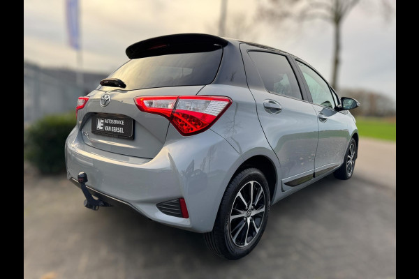 Toyota Yaris 1.5 VVT-i Dynamic CARPLAY / TREKHAAK / TWO-TONE / CAMERA / STOELVERWARMING / BOTSWARNING / METALLIC LAK / CRUISE