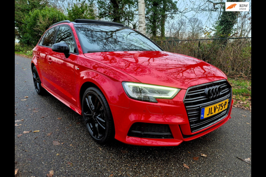 Audi A3 Sportback 35 TFSI S Line black line . Panoramadak . Matrix . 54000 km
