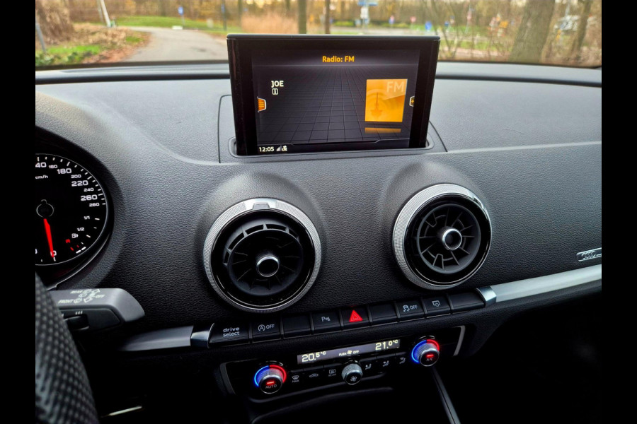 Audi A3 Sportback 35 TFSI S Line black line . Panoramadak . Matrix . 54000 km