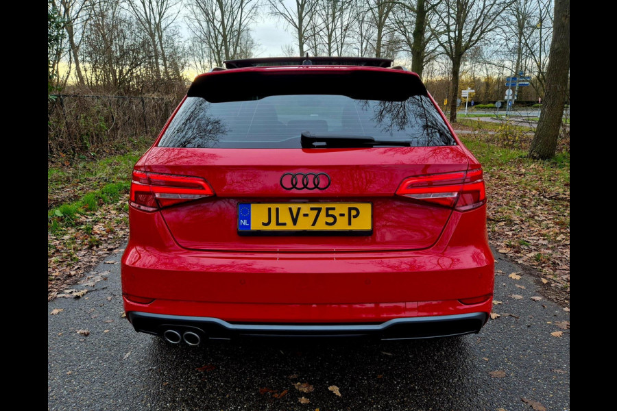 Audi A3 Sportback 35 TFSI S Line black line . Panoramadak . Matrix . 54000 km