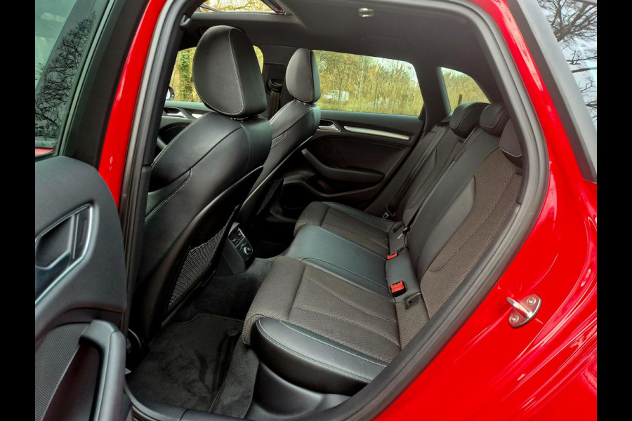 Audi A3 Sportback 35 TFSI S Line black line . Panoramadak . Matrix . 54000 km