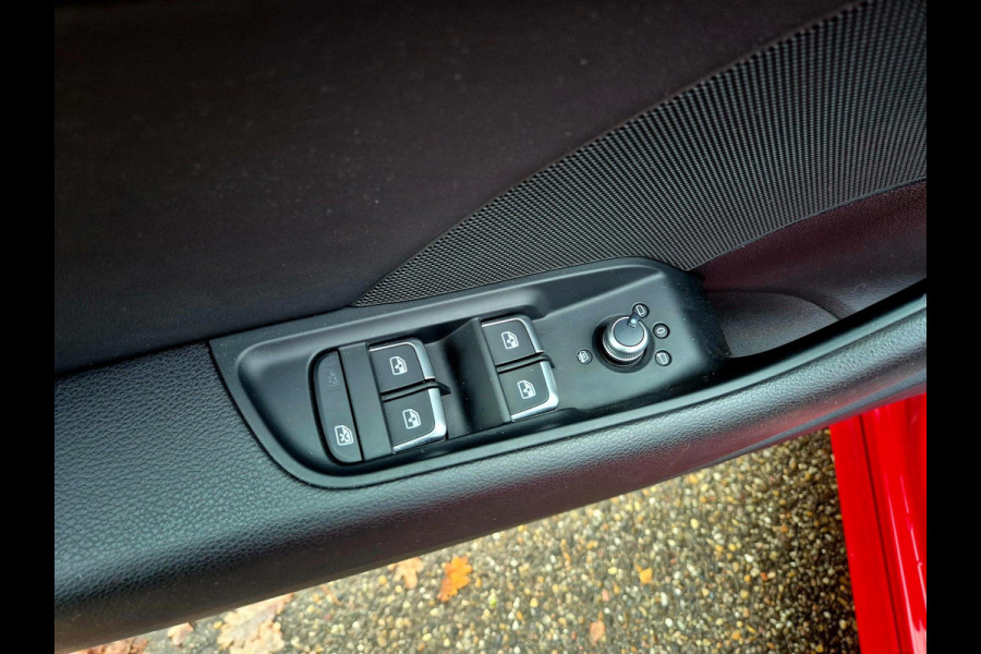 Audi A3 Sportback 35 TFSI S Line black line . Panoramadak . Matrix . 54000 km