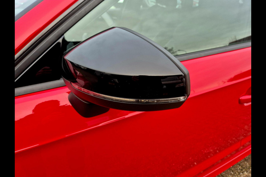 Audi A3 Sportback 35 TFSI S Line black line . Panoramadak . Matrix . 54000 km