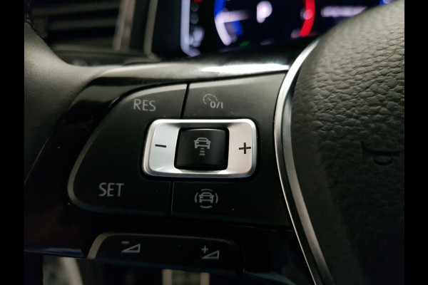 Volkswagen T-Roc 1.5 TSI Sport R-Line | Navigatie | Virtual Cockpit | Climate Control | DAB | Electrische Achterklep | 18"LMV | Stoelverwarming