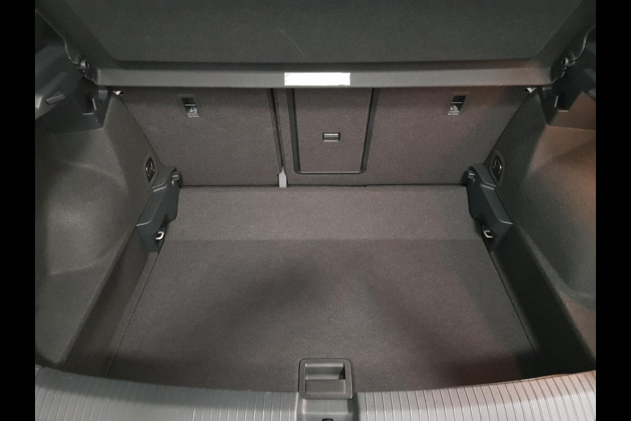Volkswagen T-Roc 1.5 TSI Sport R-Line | Navigatie | Virtual Cockpit | Climate Control | DAB | Electrische Achterklep | 18"LMV | Stoelverwarming