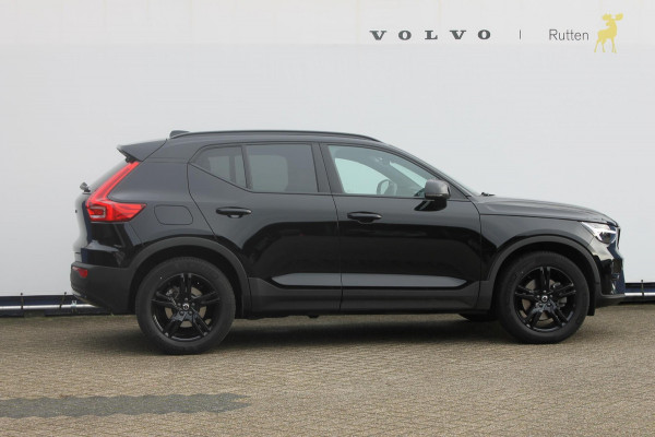 Volvo XC40 B4 211PK Automaat Plus Dark "Black uitgevoerd" / Google infotainment / Harman Kardon audio / Getinte ramen van de B-Stijl / Stoel en stuurwielverwarming