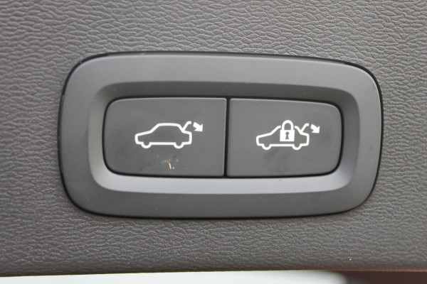 Volvo XC40 B4 211PK Automaat Plus Dark "Black uitgevoerd" / Google infotainment / Harman Kardon audio / Getinte ramen van de B-Stijl / Stoel en stuurwielverwarming