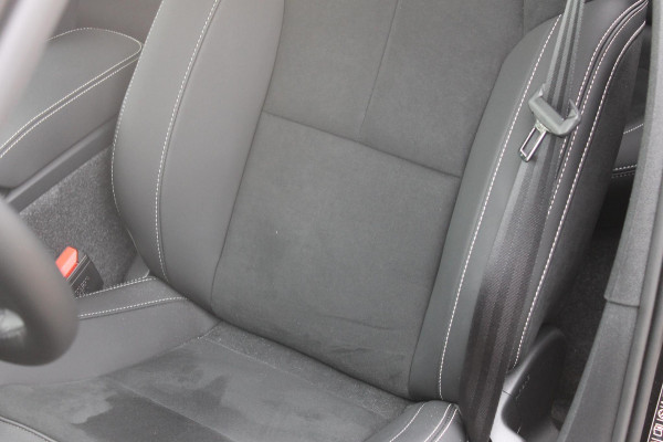 Volvo XC40 B4 211PK Automaat Plus Dark "Black uitgevoerd" / Google infotainment / Harman Kardon audio / Getinte ramen van de B-Stijl / Stoel en stuurwielverwarming