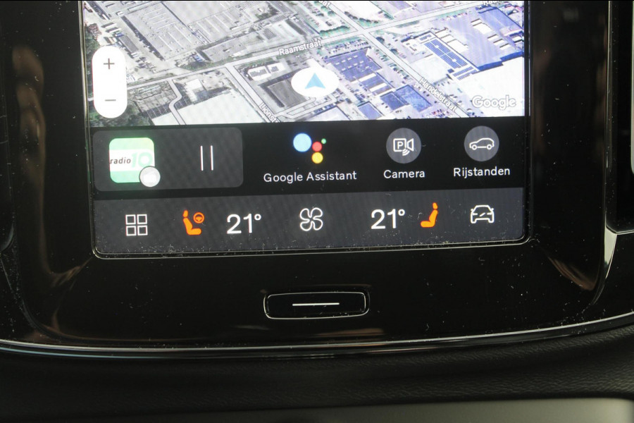 Volvo XC40 B4 211PK Automaat Plus Dark "Black uitgevoerd" / Google infotainment / Harman Kardon audio / Getinte ramen van de B-Stijl / Stoel en stuurwielverwarming