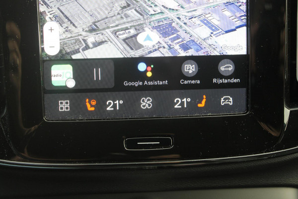 Volvo XC40 B4 211PK Automaat Plus Dark "Black uitgevoerd" / Google infotainment / Harman Kardon audio / Getinte ramen van de B-Stijl / Stoel en stuurwielverwarming