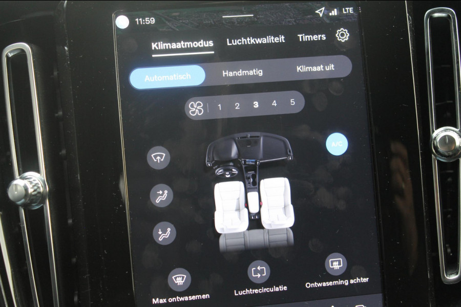 Volvo XC40 B4 211PK Automaat Plus Dark "Black uitgevoerd" / Google infotainment / Harman Kardon audio / Getinte ramen van de B-Stijl / Stoel en stuurwielverwarming