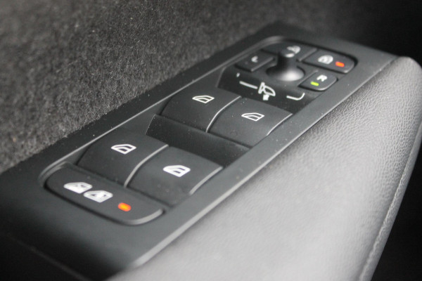 Volvo XC40 B4 211PK Automaat Plus Dark "Black uitgevoerd" / Google infotainment / Harman Kardon audio / Getinte ramen van de B-Stijl / Stoel en stuurwielverwarming