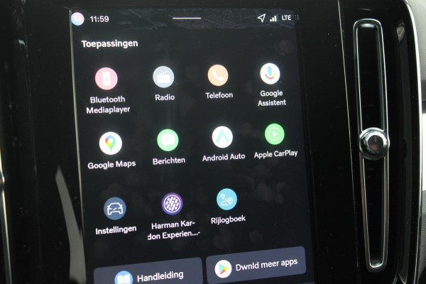 Volvo XC40 B4 211PK Automaat Plus Dark "Black uitgevoerd" / Google infotainment / Harman Kardon audio / Getinte ramen van de B-Stijl / Stoel en stuurwielverwarming