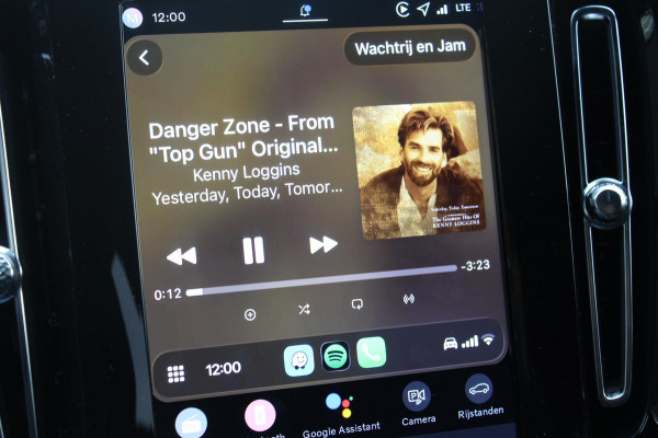 Volvo XC40 B4 211PK Automaat Plus Dark "Black uitgevoerd" / Google infotainment / Harman Kardon audio / Getinte ramen van de B-Stijl / Stoel en stuurwielverwarming