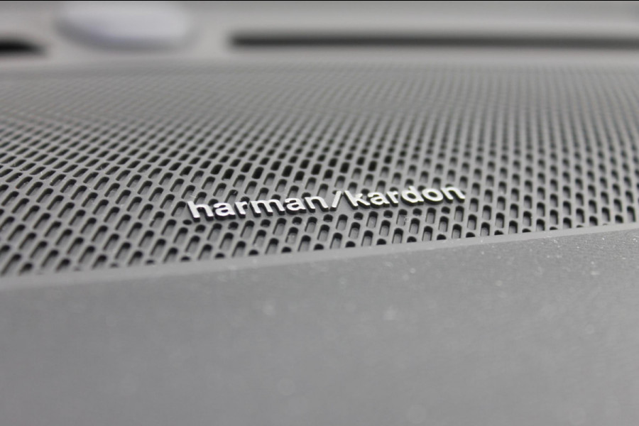 Volvo XC40 B4 211PK Automaat Plus Dark "Black uitgevoerd" / Google infotainment / Harman Kardon audio / Getinte ramen van de B-Stijl / Stoel en stuurwielverwarming