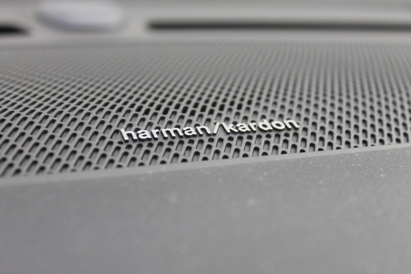 Volvo XC40 B4 211PK Automaat Plus Dark "Black uitgevoerd" / Google infotainment / Harman Kardon audio / Getinte ramen van de B-Stijl / Stoel en stuurwielverwarming