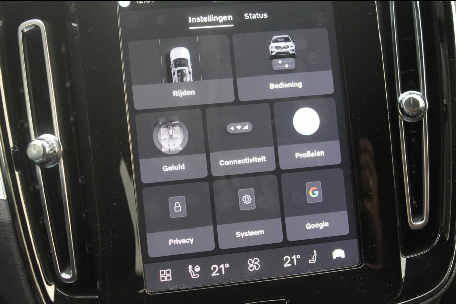 Volvo XC40 B4 211PK Automaat Plus Dark "Black uitgevoerd" / Google infotainment / Harman Kardon audio / Getinte ramen van de B-Stijl / Stoel en stuurwielverwarming