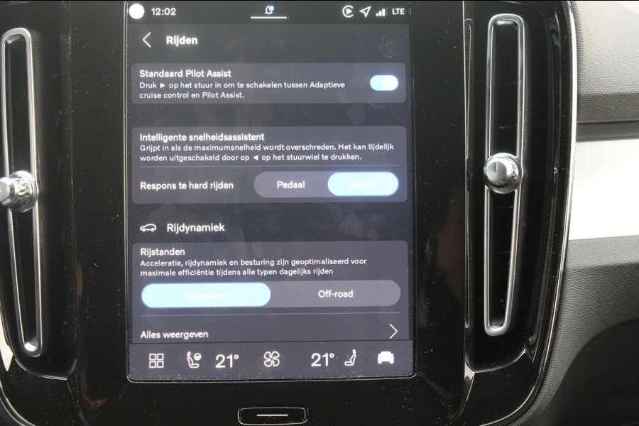 Volvo XC40 B4 211PK Automaat Plus Dark "Black uitgevoerd" / Google infotainment / Harman Kardon audio / Getinte ramen van de B-Stijl / Stoel en stuurwielverwarming