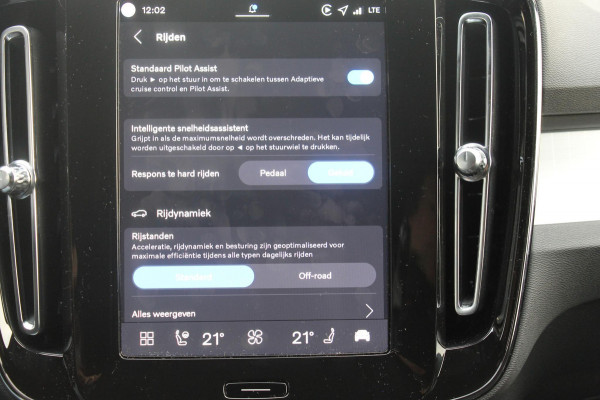 Volvo XC40 B4 211PK Automaat Plus Dark "Black uitgevoerd" / Google infotainment / Harman Kardon audio / Getinte ramen van de B-Stijl / Stoel en stuurwielverwarming