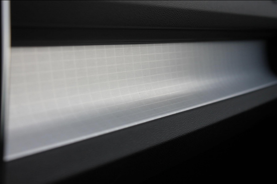 Volvo XC40 B4 211PK Automaat Plus Dark "Black uitgevoerd" / Google infotainment / Harman Kardon audio / Getinte ramen van de B-Stijl / Stoel en stuurwielverwarming