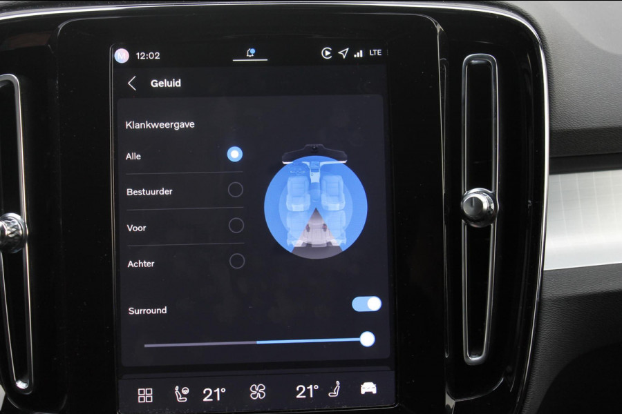 Volvo XC40 B4 211PK Automaat Plus Dark "Black uitgevoerd" / Google infotainment / Harman Kardon audio / Getinte ramen van de B-Stijl / Stoel en stuurwielverwarming