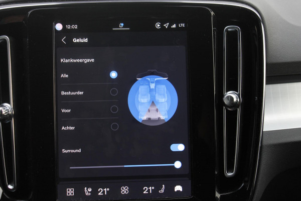 Volvo XC40 B4 211PK Automaat Plus Dark "Black uitgevoerd" / Google infotainment / Harman Kardon audio / Getinte ramen van de B-Stijl / Stoel en stuurwielverwarming