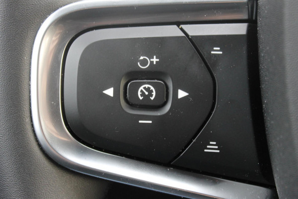 Volvo XC40 B4 211PK Automaat Plus Dark "Black uitgevoerd" / Google infotainment / Harman Kardon audio / Getinte ramen van de B-Stijl / Stoel en stuurwielverwarming