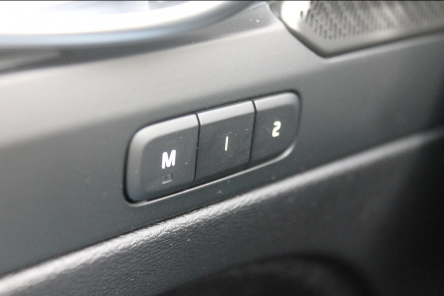 Volvo XC40 B4 211PK Automaat Plus Dark "Black uitgevoerd" / Google infotainment / Harman Kardon audio / Getinte ramen van de B-Stijl / Stoel en stuurwielverwarming