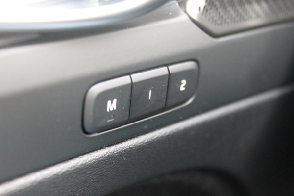 Volvo XC40 B4 211PK Automaat Plus Dark "Black uitgevoerd" / Google infotainment / Harman Kardon audio / Getinte ramen van de B-Stijl / Stoel en stuurwielverwarming