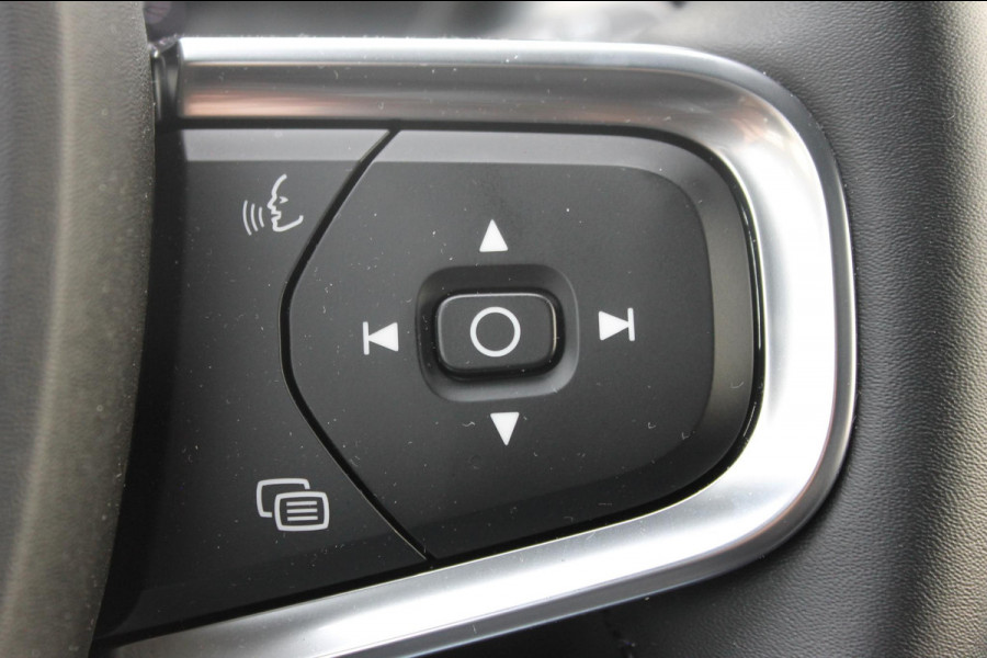Volvo XC40 B4 211PK Automaat Plus Dark "Black uitgevoerd" / Google infotainment / Harman Kardon audio / Getinte ramen van de B-Stijl / Stoel en stuurwielverwarming