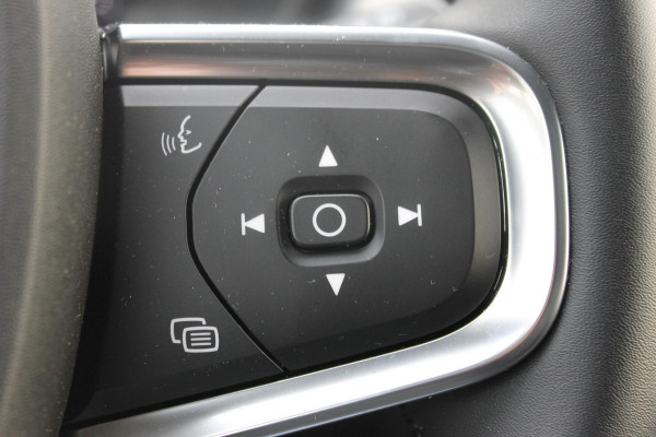 Volvo XC40 B4 211PK Automaat Plus Dark "Black uitgevoerd" / Google infotainment / Harman Kardon audio / Getinte ramen van de B-Stijl / Stoel en stuurwielverwarming