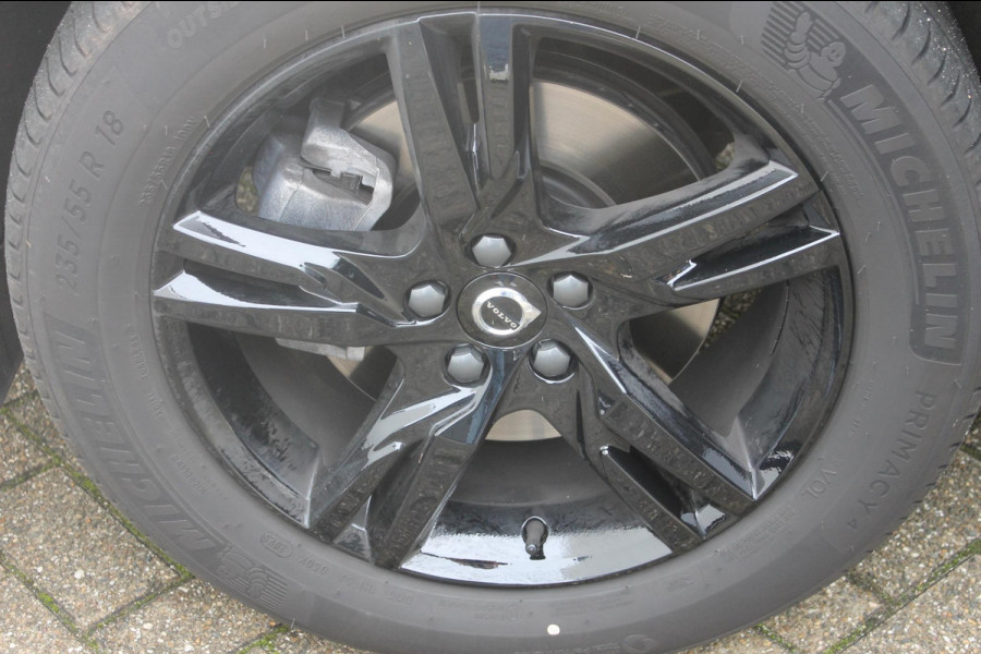 Volvo XC40 B4 211PK Automaat Plus Dark "Black uitgevoerd" / Google infotainment / Harman Kardon audio / Getinte ramen van de B-Stijl / Stoel en stuurwielverwarming
