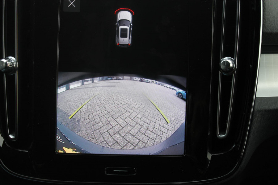 Volvo XC40 B4 211PK Automaat Plus Dark "Black uitgevoerd" / Google infotainment / Harman Kardon audio / Getinte ramen van de B-Stijl / Stoel en stuurwielverwarming