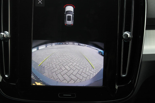 Volvo XC40 B4 211PK Automaat Plus Dark "Black uitgevoerd" / Google infotainment / Harman Kardon audio / Getinte ramen van de B-Stijl / Stoel en stuurwielverwarming