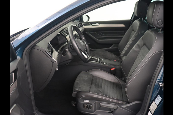 Volkswagen Passat 1.5 TSI R-Line | Panoramadak | Trekhaak | Matrix LED | Stoelverwarming | Adaptive cruise | Leder/Alcantara | Camera | Carplay | Keyless | Climate control | Parkeerhulp