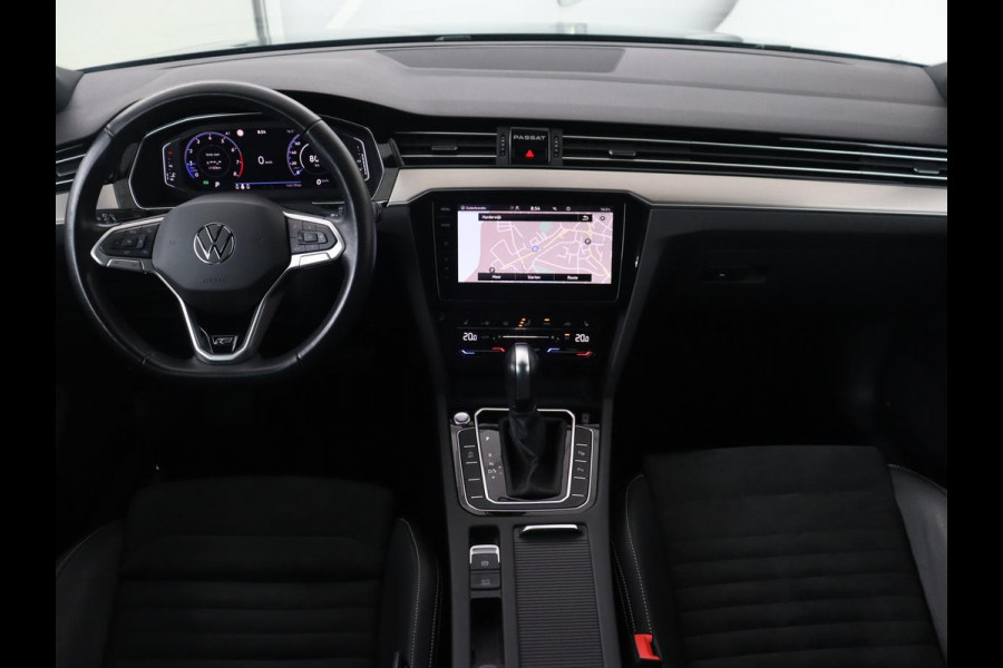 Volkswagen Passat 1.5 TSI R-Line | Panoramadak | Trekhaak | Matrix LED | Stoelverwarming | Adaptive cruise | Leder/Alcantara | Camera | Carplay | Keyless | Climate control | Parkeerhulp