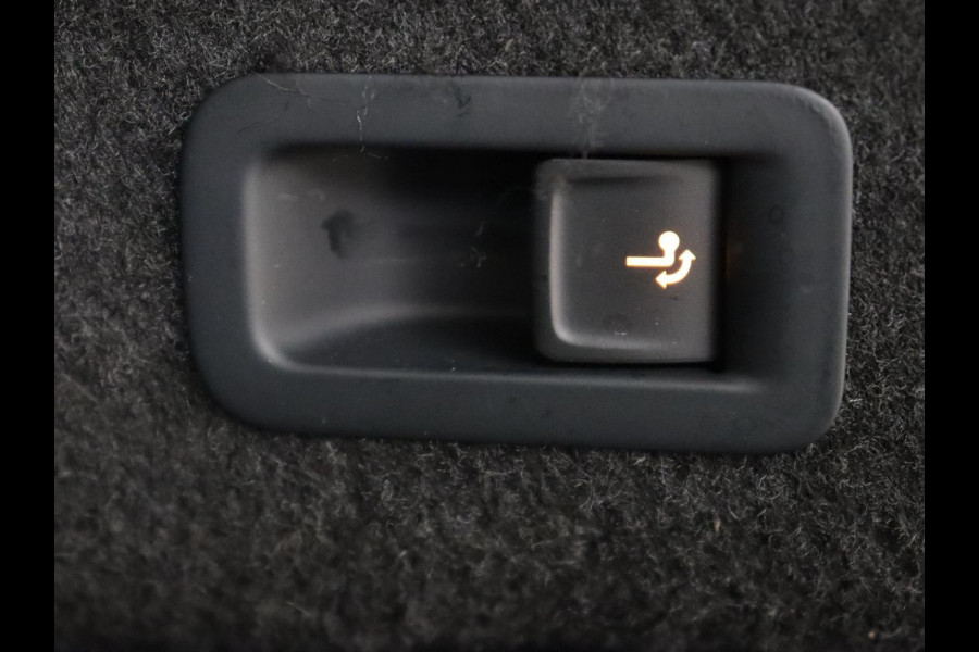 Volkswagen Passat 1.5 TSI R-Line | Panoramadak | Trekhaak | Matrix LED | Stoelverwarming | Adaptive cruise | Leder/Alcantara | Camera | Carplay | Keyless | Climate control | Parkeerhulp