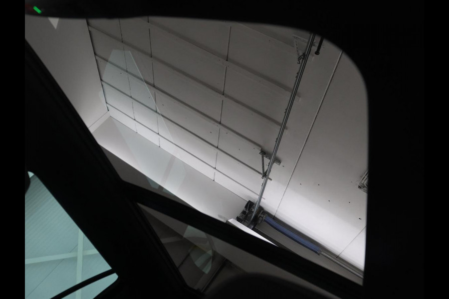 Volkswagen Passat 1.5 TSI R-Line | Panoramadak | Trekhaak | Matrix LED | Stoelverwarming | Adaptive cruise | Leder/Alcantara | Camera | Carplay | Keyless | Climate control | Parkeerhulp