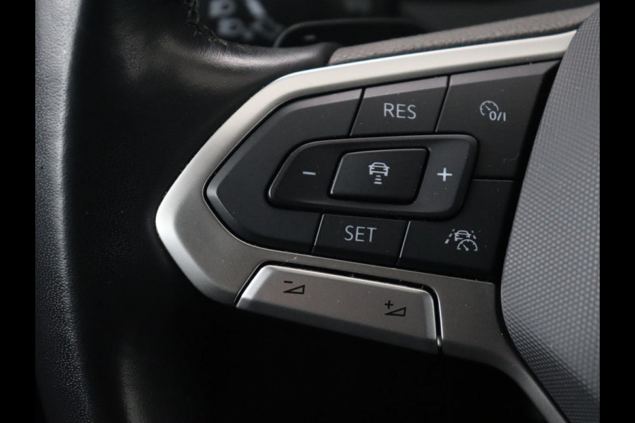 Volkswagen Passat 1.5 TSI R-Line | Panoramadak | Trekhaak | Matrix LED | Stoelverwarming | Adaptive cruise | Leder/Alcantara | Camera | Carplay | Keyless | Climate control | Parkeerhulp