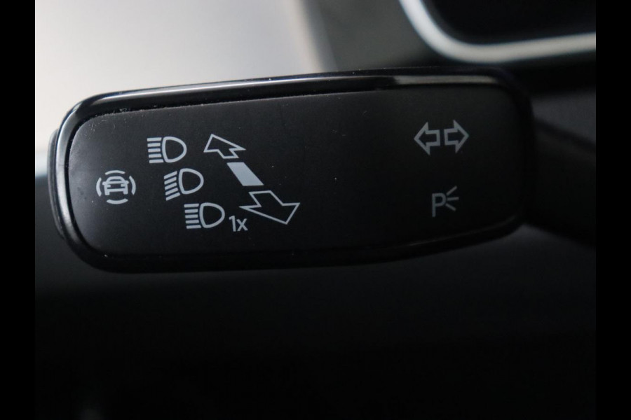 Volkswagen Passat 1.5 TSI R-Line | Panoramadak | Trekhaak | Matrix LED | Stoelverwarming | Adaptive cruise | Leder/Alcantara | Camera | Carplay | Keyless | Climate control | Parkeerhulp