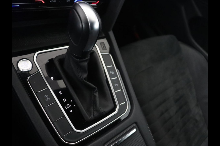 Volkswagen Passat 1.5 TSI R-Line | Panoramadak | Trekhaak | Matrix LED | Stoelverwarming | Adaptive cruise | Leder/Alcantara | Camera | Carplay | Keyless | Climate control | Parkeerhulp