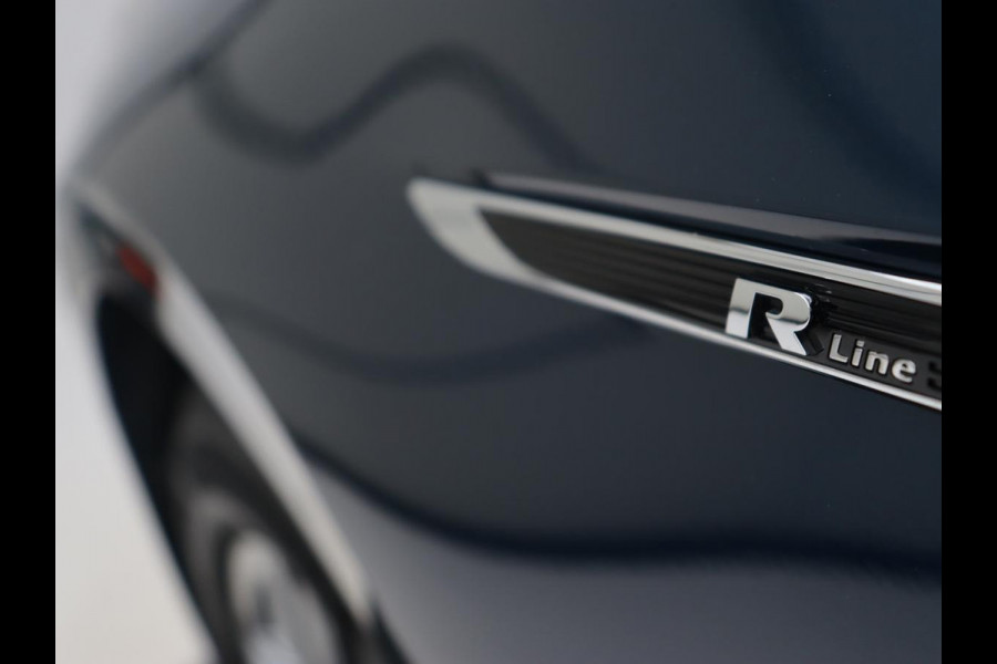 Volkswagen Passat 1.5 TSI R-Line | Panoramadak | Trekhaak | Matrix LED | Stoelverwarming | Adaptive cruise | Leder/Alcantara | Camera | Carplay | Keyless | Climate control | Parkeerhulp