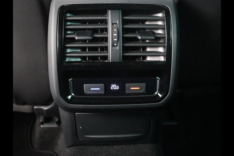 Volkswagen Passat 1.5 TSI R-Line | Panoramadak | Trekhaak | Matrix LED | Stoelverwarming | Adaptive cruise | Leder/Alcantara | Camera | Carplay | Keyless | Climate control | Parkeerhulp