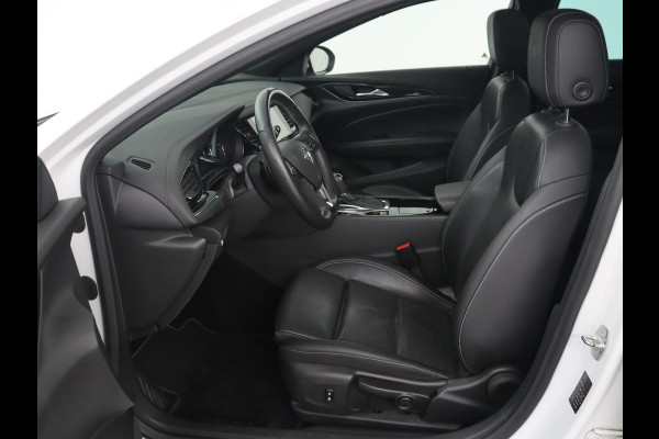 Opel Insignia 1.6 Turbo Executive | OPC Line | Panoramadak | Leder | Trekhaak | Stoelverwarming | Camera | Carplay | Matrix LED | Stuurverwarming | Navigatie | Dodehoek detectie | Climate control