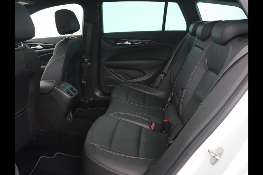 Opel Insignia 1.6 Turbo Executive | OPC Line | Panoramadak | Leder | Trekhaak | Stoelverwarming | Camera | Carplay | Matrix LED | Stuurverwarming | Navigatie | Dodehoek detectie | Climate control