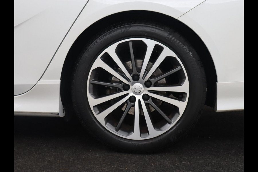 Opel Insignia 1.6 Turbo Executive | OPC Line | Panoramadak | Leder | Trekhaak | Stoelverwarming | Camera | Carplay | Matrix LED | Stuurverwarming | Navigatie | Dodehoek detectie | Climate control