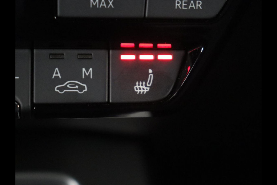 Audi A3 35 TFSI S edition | Stoelverwarming | Carplay | Navigatie | Half leder | Sportstoelen | Full LED | Audi Sound | Virtual Cockpit | Climate control | Parkeerhulp | DAB | Bluetooth | S Line